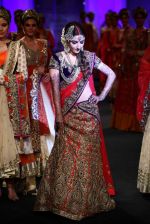 Soha Ali Khan walk the ramp for Vikram Phadnis show at Aamby Valley India Bridal Fashion Week 2012 Day 5 in Mumbai on 16th Sept 2012 (185).JPG